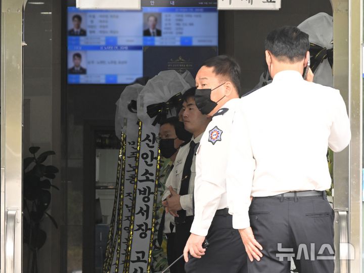 [완도=뉴시스] 이현행 기자 = 화재 진압 도중 순직한 소방관 2명의 빈소가 마련된 13일 오전 전남 완도군 한 장례식장에 소방관들의 조문이 이어지고 있다. 2026.04.13. lhh@enwsis.com