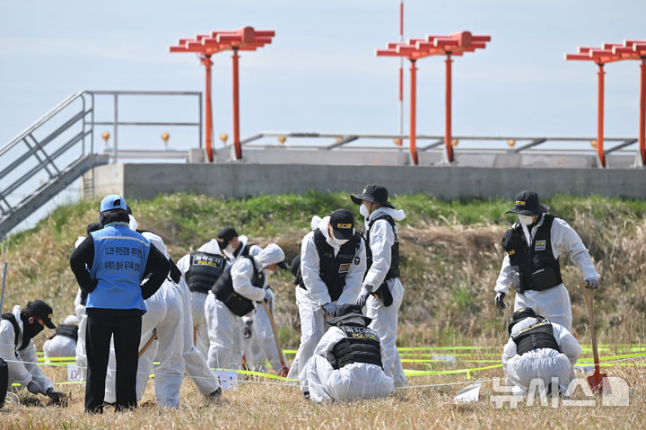 [무안=뉴시스] 이영주 기자 = 국무조정실 항공철도사고조사위원회와 12·29 무안공항 제주항공 참사 유가족협의회, 군·경 등이 합동으로 진행하는 제주항공 참사 희생자 유해 재수색 작업이 13일 오전 전남 무안국제공항 활주로에서 진행되고 있다. 2026.04.13. leeyj2578@newsis.com