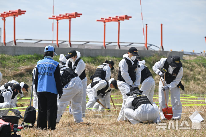 [무안=뉴시스] 이영주 기자 = 국무조정실 항공철도사고조사위원회와 12·29 무안공항 제주항공 참사 유가족협의회, 군·경 등이 합동으로 진행하는 제주항공 참사 희생자 유해 재수색 작업이 13일 오전 전남 무안국제공항 활주로에서 진행되고 있다. 2026.04.13. leeyj2578@newsis.com