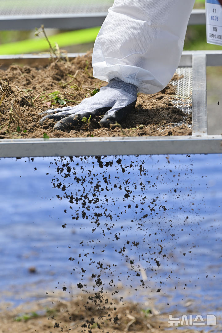[무안=뉴시스] 이영주 기자 = 국무조정실 항공철도사고조사위원회와 12·29 무안공항 제주항공 참사 유가족협의회, 군·경 등이 합동으로 진행하는 제주항공 참사 희생자 유해 재수색 작업이 13일 오전 전남 무안국제공항 활주로에서 진행되고 있다. 2026.04.13. leeyj2578@newsis.com