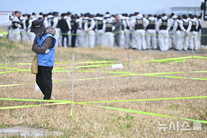 [무안=뉴시스] 이영주 기자 = 국무조정실 항공철도사고조사위원회와 12·29 무안공항 제주항공 참사 유가족협의회, 군·경 등이 합동으로 진행하는 제주항공 참사 희생자 유해 재수색 작업이 13일 오전 전남 무안국제공항 활주로에서 진행되고 있다. 2026.04.13. leeyj2578@newsis.com