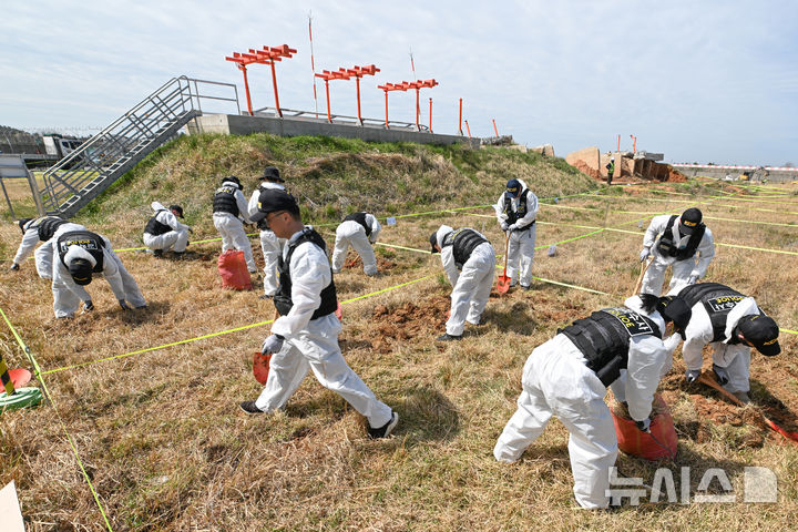 [무안=뉴시스] 이영주 기자 = 경찰 과학수사대가 13일 오전 전남 무안국제공항 활주로에서 진행 중인 12·29 제주항공 참사 희생자 유해 재수습 작업에 참여하고 있다. 2026.04.13. leeyj2578@newsis.com