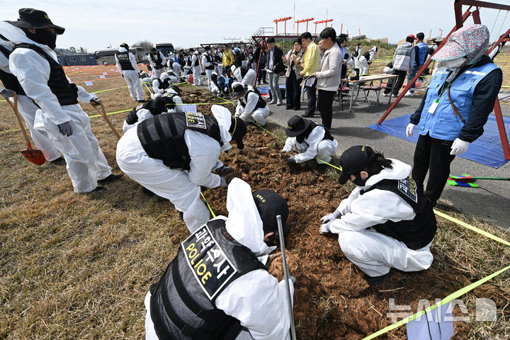 [무안=뉴시스] 이영주 기자 = 경찰 과학수사대가 13일 오전 전남 무안국제공항 활주로에서 진행 중인 12·29 제주항공 참사 희생자 유해 재수습 작업에 참여하고 있다. 2026.04.13. leeyj2578@newsis.com
