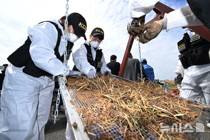 [무안=뉴시스] 이영주 기자 = 경찰 과학수사대가 13일 오전 전남 무안국제공항 활주로에서 진행 중인 12·29 제주항공 참사 희생자 유해 재수습 작업에 참여하고 있다. 2026.04.13. leeyj2578@newsis.com