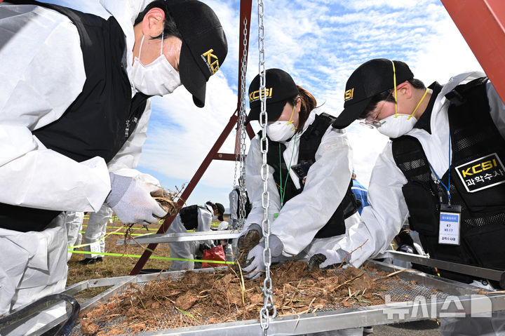 [무안=뉴시스] 이영주 기자 = 경찰 과학수사대가 13일 오전 전남 무안국제공항 활주로에서 진행 중인 12·29 제주항공 참사 희생자 유해 재수습 작업을 진행하고 있다. 2026.04.13. leeyj2578@newsis.com