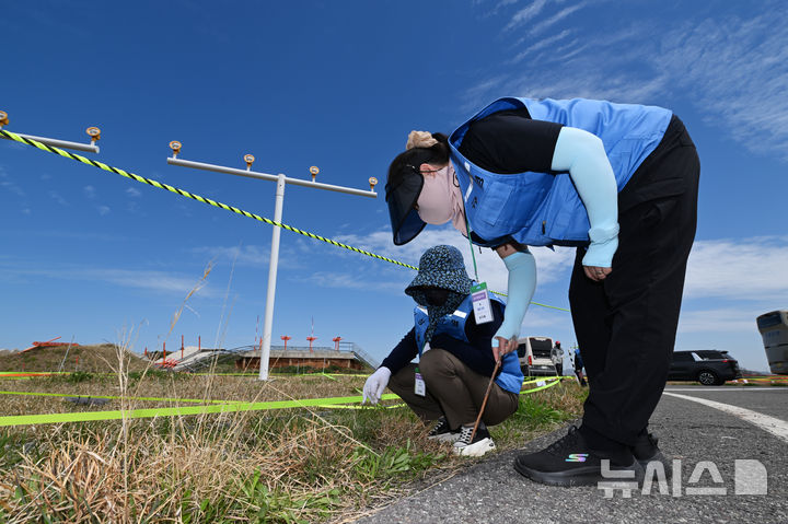 [무안=뉴시스] 이영주 기자 = 12·29 무안공항 제주항공 참사 유가족들이 13일 오전 전남 무안국제공항 활주로에서 진행 중인 제주항공 참사 희생자 유해 재수습 작업에 참여하고 있다. 2026.04.13. leeyj2578@newsis.com