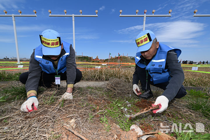 [무안=뉴시스] 이영주 기자 = 12·29 무안공항 제주항공 참사 유가족들이 13일 오전 전남 무안국제공항 활주로에서 진행 중인 제주항공 참사 희생자 유해 재수습 작업에 참여하고 있다. 2026.04.13. leeyj2578@newsis.com