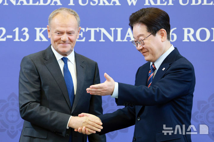 [서울=뉴시스] 고범준 기자 = 이재명 대통령과 도날드 투스크 폴란드 총리가 13일 청와대에서 한-폴란드 공동언론발표를 마친 뒤 자리 안내를 하고 있다. 2026.04.13. bjko@newsis.com