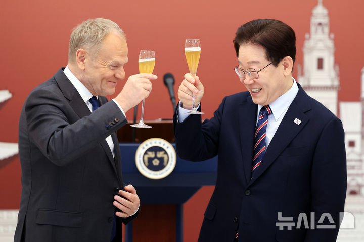 [서울=뉴시스] 고범준 기자 = 이재명 대통령과 도날드 투스크 폴란드 총리가 13일 청와대에서 열린 한-폴란드 공식오찬에서 건배하고 있다. 2026.04.13. bjko@newsis.com