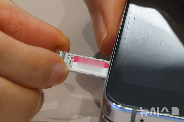 [서울=뉴시스] 권창회 기자 = 13일 서울 시내 한 LG유플러스 매장에서 직원들이 고객의 유심(USIM)을 무상으로 교체해주고 있다.LG유플러스는 가입자 식별번호(IMSI) 체계에 난수를 도입하는 보안 강화 조치를 적용하기 위해 연말까지 전 고객을 대상으로 유심 무상 교체 및 업데이트를 실시한다. 2026.04.13. kch0523@newsis.com