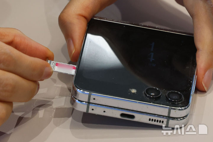 [서울=뉴시스] 권창회 기자 = 13일 서울 시내 한 LG유플러스 매장에서 직원들이 고객의 유심(USIM)을 무상으로 교체하고 있다. 2026.04.13. kch0523@newsis.com