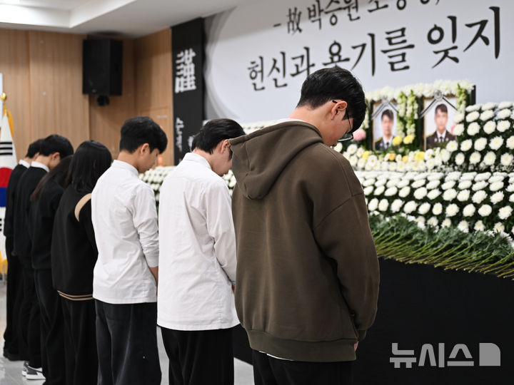 [완도=뉴시스] 이현행 기자 = 완도고등학교 학생들이 13일 오후 전남 완도군 완도문화예술의전당에 마련된 화재 진압 순직 소방관 2명의 합동분향소에서 묵념하고 있다. 2026.04.13. lhh@newsis.com