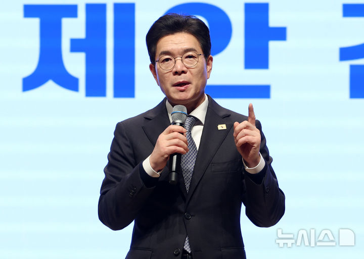 [서울=뉴시스] 이영환 기자 = 정원오 더불어민주당 서울시장 후보가 13일 오후 서울 강남구 건설회관 대회의실에서 서울도시정비조합협회가 주최한 정책 제안 간담회에 참석해 인사말을 하고 있다. 2026.04.13. 20hwan@newsis.com