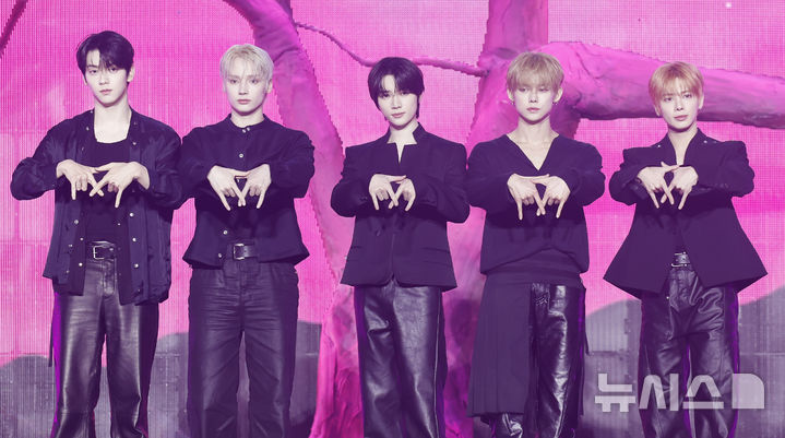 [서울=뉴시스] 김혜진 기자 = 그룹 투모로우바이투게더(왼쪽부터 수빈, 휴닝카이, 범규, 연준, 태현)가 13일 오후 서울 성북구 고려대학교 화정체육관에서 열린 여덟 번째 미니앨범 '7TH YEAR: 가시덤불에 잠시 바람이 멈췄을 때' 발매 기념 쇼케이스에서 포즈를 취하고 있다.&nbsp; 2026.04.13. jini@newsis.com