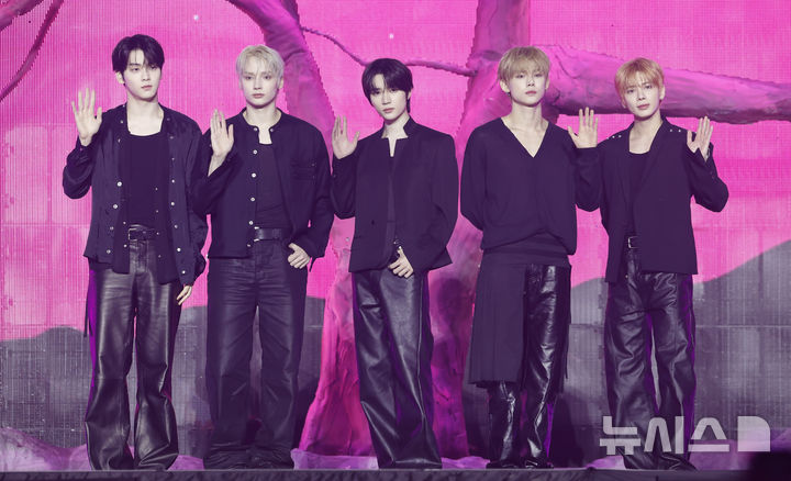 [서울=뉴시스] 김혜진 기자 = 그룹 투모로우바이투게더(왼쪽부터 수빈, 휴닝카이, 범규, 연준, 태현)가 13일 오후 서울 성북구 고려대학교 화정체육관에서 열린 여덟 번째 미니앨범 '7TH YEAR: 가시덤불에 잠시 바람이 멈췄을 때' 발매 기념 쇼케이스에서 포즈를 취하고 있다.&nbsp; 2026.04.13. jini@newsis.com