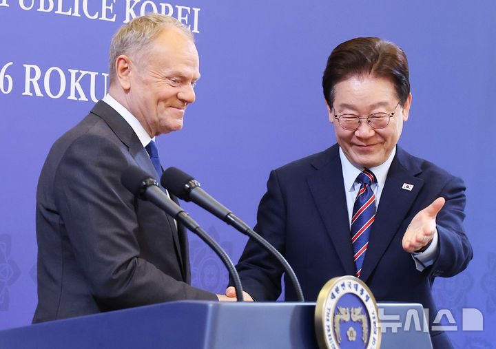 [서울=뉴시스] 고범준 기자 = 이재명 대통령이 13일 청와대에서 도날드 투스크 폴란드 총리와 한-폴란드 공동언론발표를 마친 뒤 자리 안내를 하고 있다. 2026.04.13. bjko@newsis.com