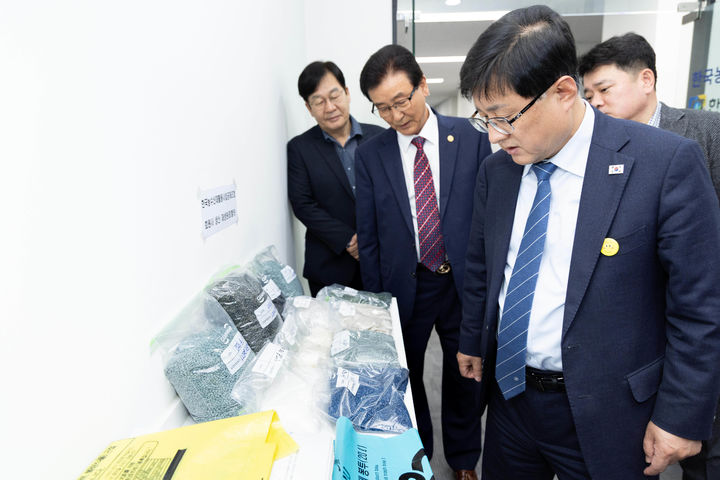 [서울=뉴시스] 김성환 기후에너지환경부 장관이 13일 서울 영등포구 한국농수산재활용사업공제조합에서 열린 재생원료 사용 종량제봉투 제작 확대 업무협약 체결식에 앞서 재생원료와 재생원료로 제작된 봉투를 살펴보고 있다. (사진=기후에너지환경부 제공) 2026.04.13. photo@newsis.com *재판매 및 DB 금지