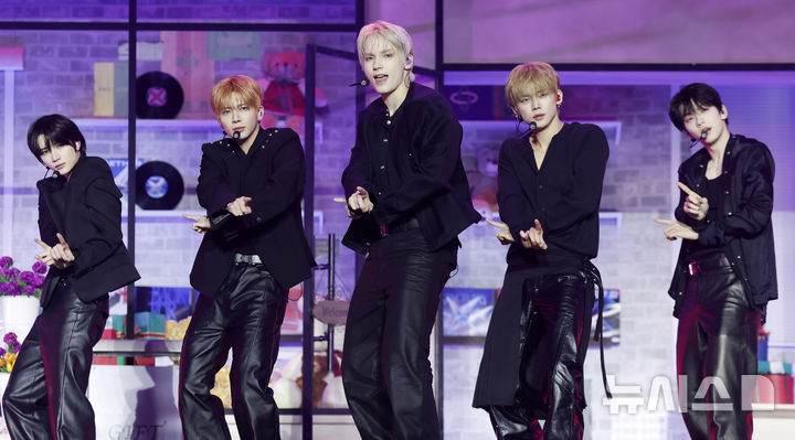 [서울=뉴시스] 김혜진 기자 = 그룹 투모로우바이투게더가 13일 오후 서울 성북구 고려대학교 화정체육관에서 열린 여덟 번째 미니앨범 '7TH YEAR: 가시덤불에 잠시 바람이 멈췄을 때' 발매 기념 쇼케이스에서 무대를 선보이고 있다.&nbsp; 2026.04.13. jini@newsis.com