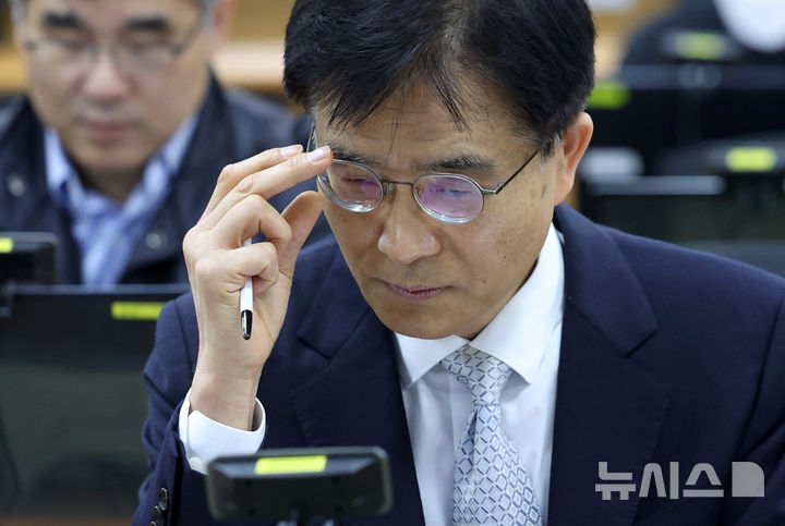 [고양=뉴시스] 김진아 기자 = 13일 경기 고양시 사법연수원에서 열린 2026년도 상반기 전국법관대표회의에서 회의 시작에 앞서 의장 후보인 강동원 서울가정법원 부장판사가 참석해 있다. 전국법관대표회의는 올해 의장을 맡을 법관 대표로 강동원(56·사법연수원 31기) 부장판사를 선출했다. 2026.04.13. bluesoda@newsis.com