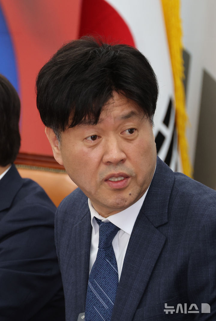 [서울=뉴시스] 김금보 기자 = 김용 전 민주연구원 부원장이 13일 오후 서울 여의도 국회에서 무죄를 주장하는 기자회견을 하고 있다. 이재명 대통령의 측근인 김 전 부원장은 불법 선거자금을 받은 혐의로 기소되어 1·2심 모두에서 유죄 판결을 받은 후 보석 석방되어 3심을 앞두고 있다. 2026.04.13. kgb@newsis.com