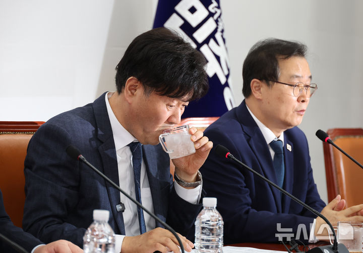 [서울=뉴시스] 김금보 기자 = 김용 전 민주연구원 부원장이 13일 오후 서울 여의도 국회에서 열린 자신의 무죄를 주장하는 기자회견에서 물을 마시고 있다. 이재명 대통령의 측근인 김 전 부원장은 불법 선거자금을 받은 혐의로 기소되어 1·2심 모두에서 유죄 판결을 받은 후 보석 석방되어 3심을 앞두고 있다. 2026.04.13. kgb@newsis.com