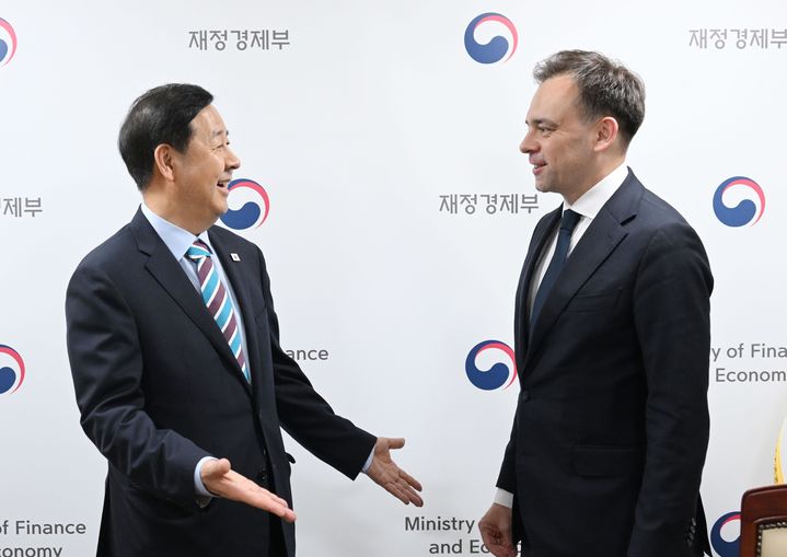 [서울=뉴시스] 구윤철 부총리 겸 재정경제부 장관이 13일 서울 종로구 정부서울청사에서 안제이 도만스키 폴란드 재무장관과 대화하고 있다. (사진=재정경제부 제공) 2026.04.13. photo@newsis.com *재판매 및 DB 금지