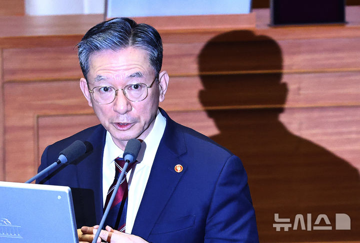 [서울=뉴시스] 김명년 기자 = 정성호 법무부 장관이 13일 서울 여의도 국회 본회의에서 진행된 대정부질문에서 의원 질의에 답변하고 있다. 2026.04.13. kmn@newsis.com