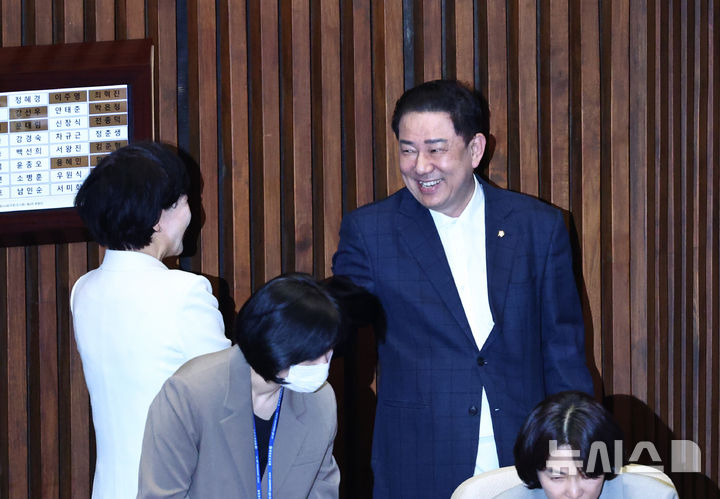 [서울=뉴시스] 김명년 기자 = 김병기 의원이 13일 서울 여의도 국회 본회의에서 전현희 더불어민주당 의원과 대화하고 있다. 2026.04.13. kmn@newsis.com