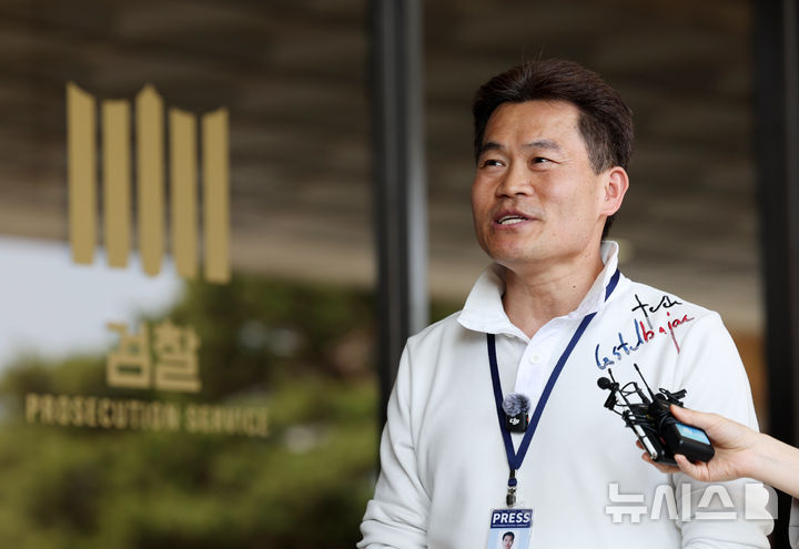 [서울=뉴시스] 배훈식 기자 = 검찰이 이재명 대통령에 대한 명예훼손 혐의 등을 받는 한국사 강사 출신 보수 유튜버 전한길(본명 전유관)씨에 대해 구속영장을 청구했다. 사진은 전씨가 지난 13일 오후 서울 서초구 서울중앙지방검찰청 앞에서 사전 구속영장 청구 전 조사 출석하며 취재진에게 발언하는 모습. 2026.04.14. dahora83@newsis.com