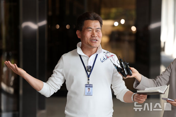 [서울=뉴시스] 배훈식 기자 = 한국사 강사 출산 유튜버 전한길 씨가 지난 13일 오후 서울 서초구 서울중앙지방검찰청 앞에서 정보통신망법상 명예훼손 등 혐의에 대한 사전 구속영장 청구 전 조사 출석하며 취재진에게 발언하고 있다. 2026.04.13. dahora83@newsis.com