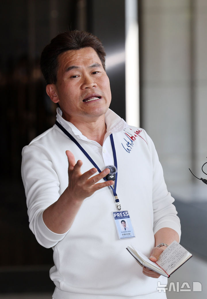 [서울=뉴시스] 배훈식 기자 = 한국사 강사 출산 유튜버 전한길 씨가 13일 오후 서울 서초구 서울중앙지방검찰청 앞에서 정보통신망법상 명예훼손 등 혐의에 대한 사전 구속영장 청구 전 조사 출석하며 취재진에게 발언하고 있다. 2026.04.13. dahora83@newsis.com