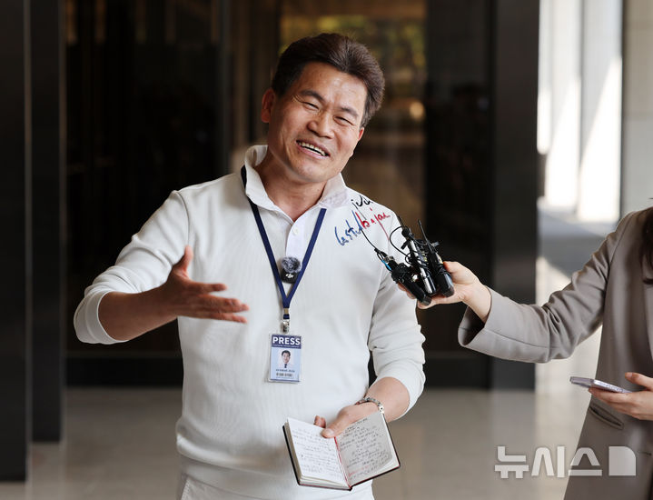 [서울=뉴시스] 배훈식 기자 = 한국사 강사 출산 유튜버 전한길 씨가 13일 오후 서울 서초구 서울중앙지방검찰청 앞에서 정보통신망법상 명예훼손 등 혐의에 대한 사전 구속영장 청구 전 조사 출석하며 취재진에게 발언하고 있다. 2026.04.13. dahora83@newsis.com