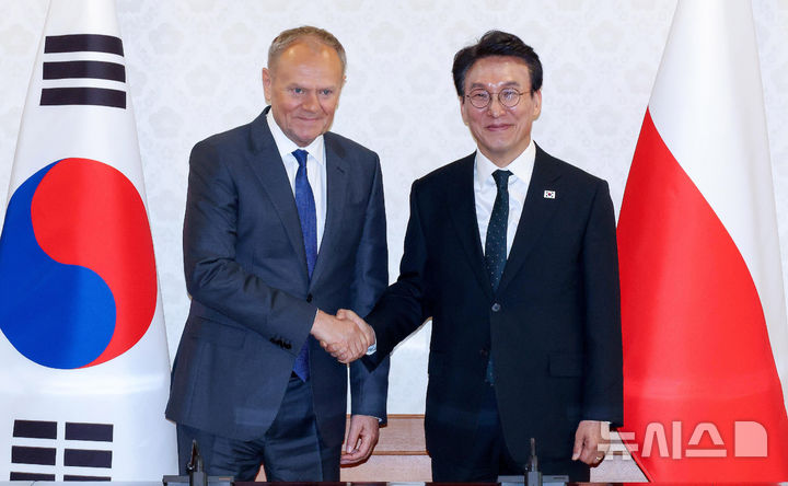 [서울=뉴시스] 추상철 기자 = 김민석 국무총리가 13일 오후 서울 종로구 정부서울청사에서 도날드 투스크 폴란드 총리와 면담하며 기념촬영을 하고 있다. (공동취재) 2026.04.13. photo@newsis.com