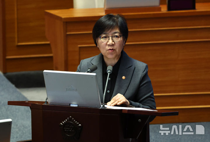 [서울=뉴시스] 김명년 기자 = 정은경 보건복지부 장관이 13일 서울 여의도 국회 본회의에서 진행된 대정부질문에서 질의에 답변하고 있다. 2026.04.13. kmn@newsis.com