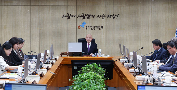 [서울=뉴시스] 권창회 기자 =안창호 국가인권위원장이 13일 서울 중구 국가인권위원회에서 열린 제7차 전원위원회에서 발언하고 있다. 2026.04.13. kch0523@newsis.com