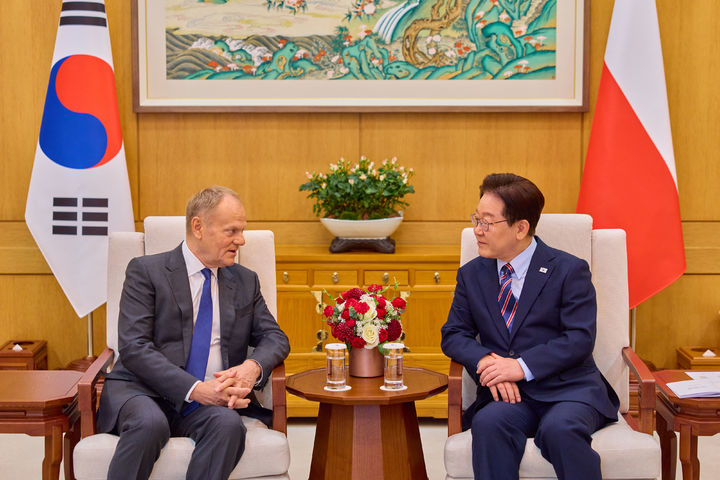 [서울=뉴시스] 최동준 기자 = 이재명 대통령과 도날드 투스크 폴란드 총리가 13일 청와대에서 한-폴란드 소인수 정상회담을 하고 있다. (사진=청와대 제공) 2026.04.13. photo@newsis.com *재판매 및 DB 금지