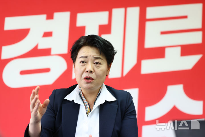 [서울=뉴시스] 황준선 기자 = 윤희숙 6·3 지방선거 국민의힘 서울시장 예비후보가 13일 서울 여의도 선거 사무소에서 뉴시스와 인터뷰 하고 있다. 2026.04.13. hwang@newsis.com