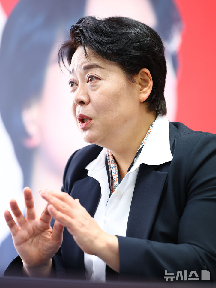 [서울=뉴시스] 황준선 기자 = 윤희숙 6·3 지방선거 국민의힘 서울시장 예비후보가 13일 서울 여의도 선거 사무소에서 뉴시스와 인터뷰 하고 있다. 2026.04.13. hwang@newsis.com