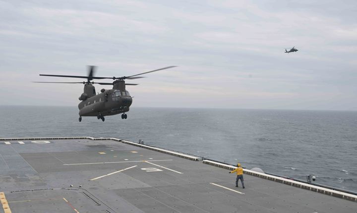[서울=뉴시스] 13일 남형제도 인근 해상에서 열린 마라도함 합동 헬기이착함 훈련에서 육군 항공사령부 소속 치누크(CH-74)가 마라도함에 착함하고 있다. (사진=해군 5전단 제공) 2026.04.13. photo@newsis.com *재판매 및 DB 금지