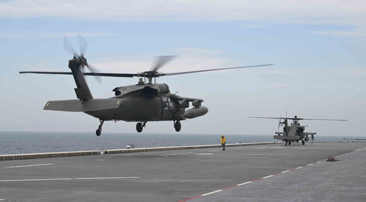 [서울=뉴시스] 13일 남형제도 인근 해상에서 열린 마라도함 합동 헬기이착함 훈련에서 육군 항공사령부 소속 블랙호크(UH-60)가 마라도함에 착함하고 있다. (사진=해군 5전단 제공) 2026.04.13. photo@newsis.com *재판매 및 DB 금지