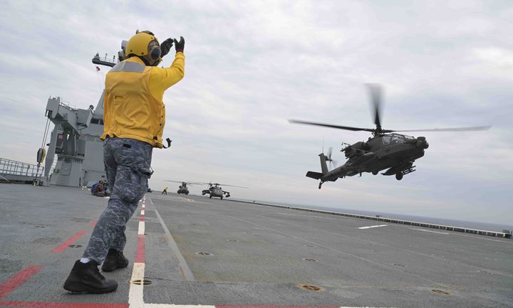 [서울=뉴시스] 13일 남형제도 인근 해상에서 열린 마라도함 합동 헬기이착함 훈련에서 육군 항공사령부 소속 아파치(AH-64)가 마라도함에서 이륙하고 있다. (사진=해군 5전단 제공) 2026.04.13. photo@newsis.com *재판매 및 DB 금지