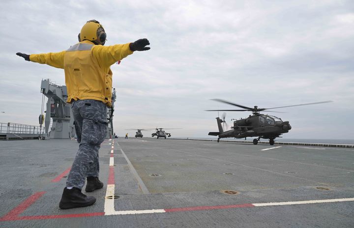 [서울=뉴시스] 13일 남형제도 인근 해상에서 열린 마라도함 합동 헬기이착함 훈련에서 육군 항공사령부 소속 헬기들이 마라도함에 착함하고 있다. (사진=해군 5전단 제공) 2026.04.13. photo@newsis.com *재판매 및 DB 금지