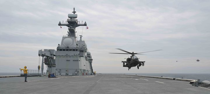 [서울=뉴시스] 13일 남형제도 인근 해상에서 열린 마라도함 합동 헬기이착함 훈련에서 육군 항공사령부 소속 헬기들이 마라도함에 착함하고 있다. (사진=해군 5전단 제공) 2026.04.13. photo@newsis.com *재판매 및 DB 금지