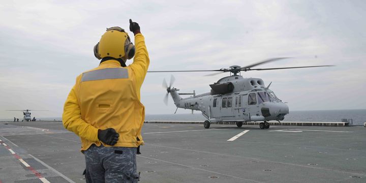 [서울=뉴시스] 13일 남형제도 인근 해상에서 열린 마라도함 합동 헬기이착함 훈련에서 해병대 마린온(MUH-1)이 마라도함에서 이륙사인을 받고 있다. (사진=해군 5전단 제공) 2026.04.13. photo@newsis.com *재판매 및 DB 금지