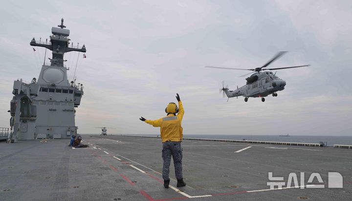 [서울=뉴시스] 13일 남형제도 인근 해상에서 열린 마라도함 합동 헬기이착함 훈련에서 해병대 마린온(MUH-1)이 마라도함에 착함하고 있다. (사진=해군 5전단 제공) 2026.04.13. photo@newsis.com *재판매 및 DB 금지