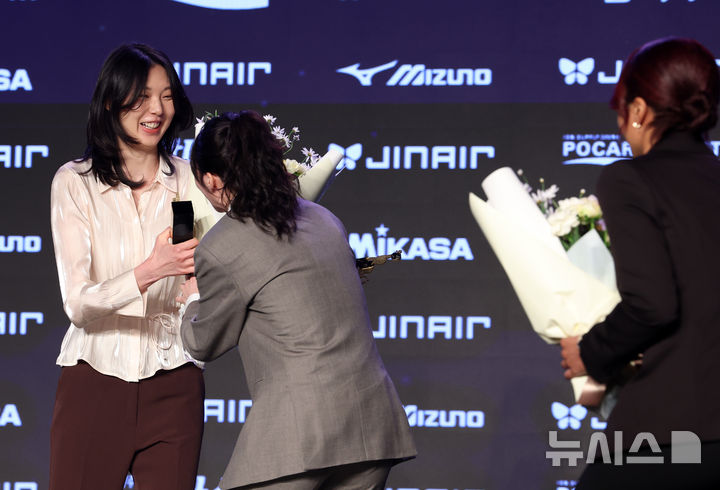 [서울=뉴시스] 이영환 기자 = 13일 오후 서울 광진구 비스타 워커힐 서울 비스타홀에서 열린 진에어 2025-2026 V리그 여자부 시상식에서 신기록상을 수상한 현대건설 양효진이 축하 꽃다발을 받고 있다. 2026.04.13. 20hwan@newsis.com