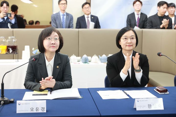 [서울=뉴시스] 한성숙 중소벤처기업부 장관이 13일 충북 충주 아우딘퓨쳐스에서 열린 '중동 전쟁 관련 K-뷰티 기업 간담회'에 참석해 애로사항을 청취하고 있다. 오른쪽은 오유경 식품의약품안전처장. (사진=중소벤처기업부 제공) 2026.04.13. photo@newsis.com *재판매 및 DB 금지