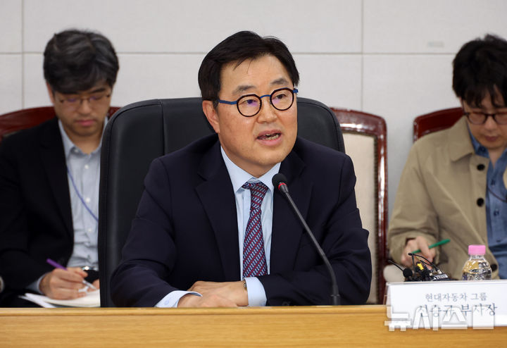 [세종=뉴시스] 강종민 기자 = 신승규 현대자동차 그룹 부사장이 13일 세종시 정부세종청사에서 열린 새만금 투자지원 TF 킥오프 회의에서 새만금 투자계획을 발표하고 있다. 2026.04.13. ppkjm@newsis.com