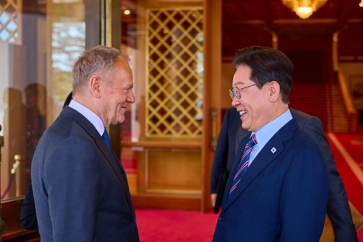 [서울=뉴시스] 고범준 기자 = 이재명 대통령과 도날드 투스크 폴란드 총리가 13일 청와대에서 열린 한-폴란드 공식오찬을 마치고 환송 인사를 하고 있다. (사진=청와대 제공) 2026.04.13. photo@newsis.com *재판매 및 DB 금지