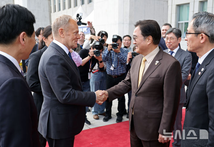 [서울=뉴시스] 김금보 기자 = 우원식 국회의장이 13일 오후 서울 여의도 국회 본청 앞에서 도날드 투스크 폴란드 총리를 맞이하고 있다. 2026.04.13.kgb@newsis.com